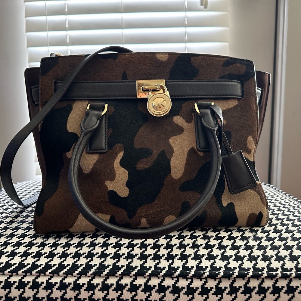 MICHAEL KORS CAMO MEDIUM HAMILTON
TRAVELER HANDBAG